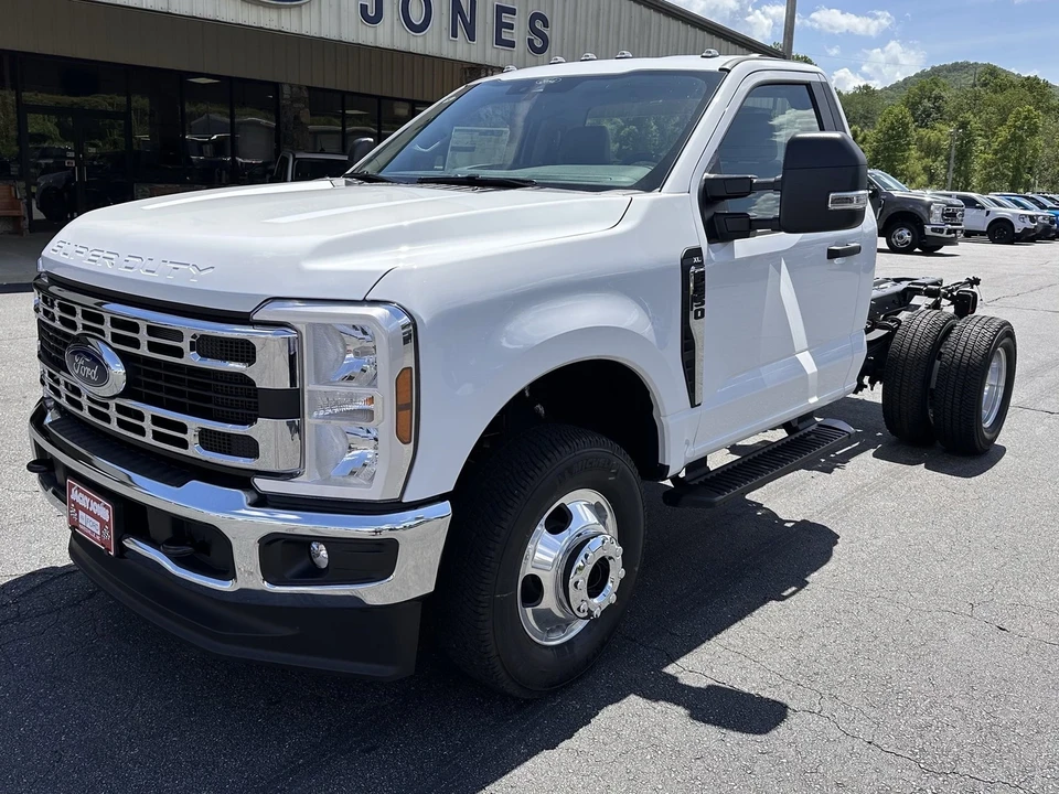 2025 Ford Super Duty 5th Gen - Image 2 of 20