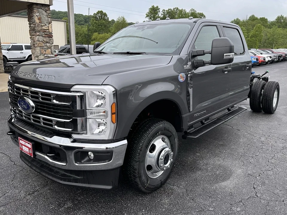 2025 Ford Super Duty 5th Gen - Image 2 of 21