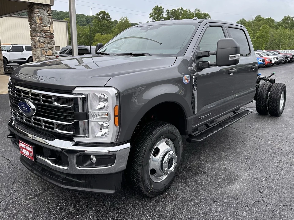 2025 Ford Super Duty 5th Gen - Image 2 of 21