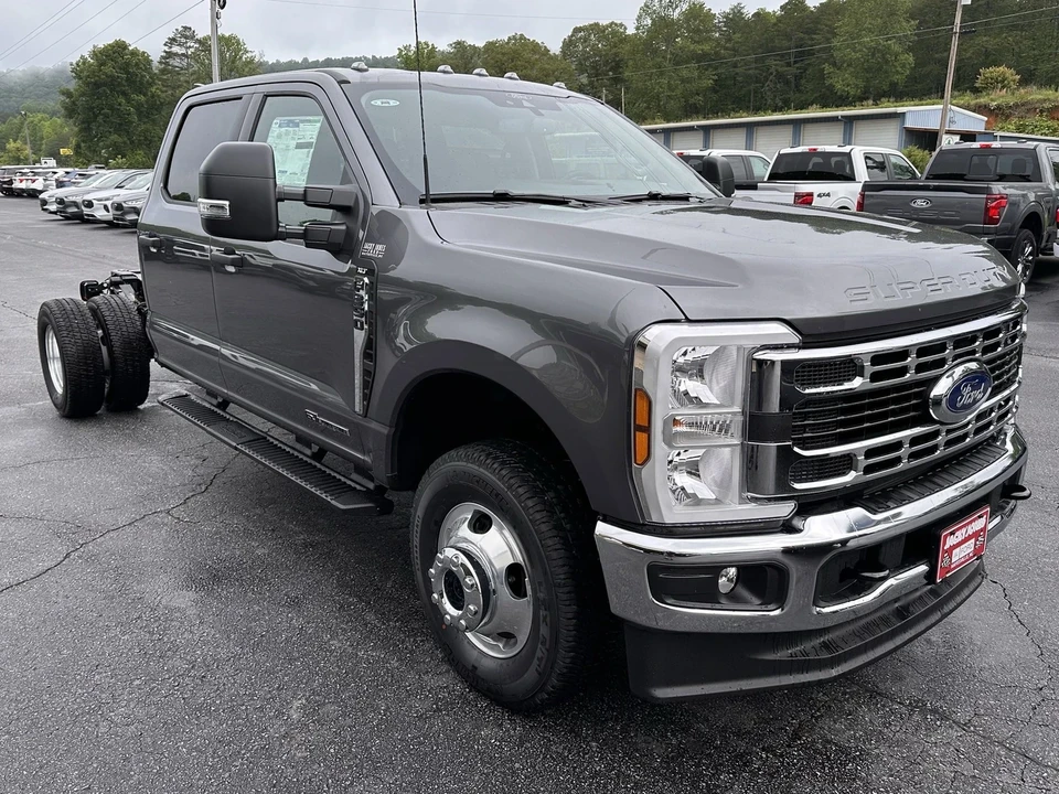 2025 Ford Super Duty 5th Gen - Image 4 of 21
