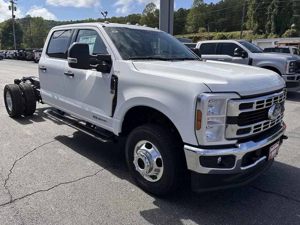2025 Ford Super Duty 5th Gen - Image 4 of 21