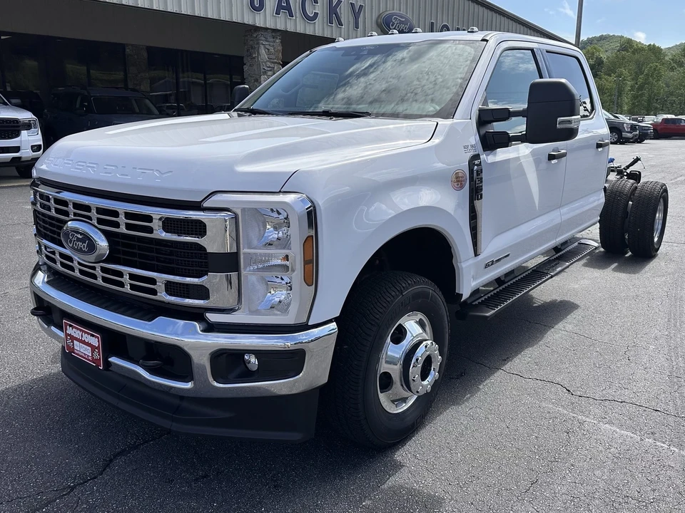 2025 Ford Super Duty 5th Gen - Image 2 of 21