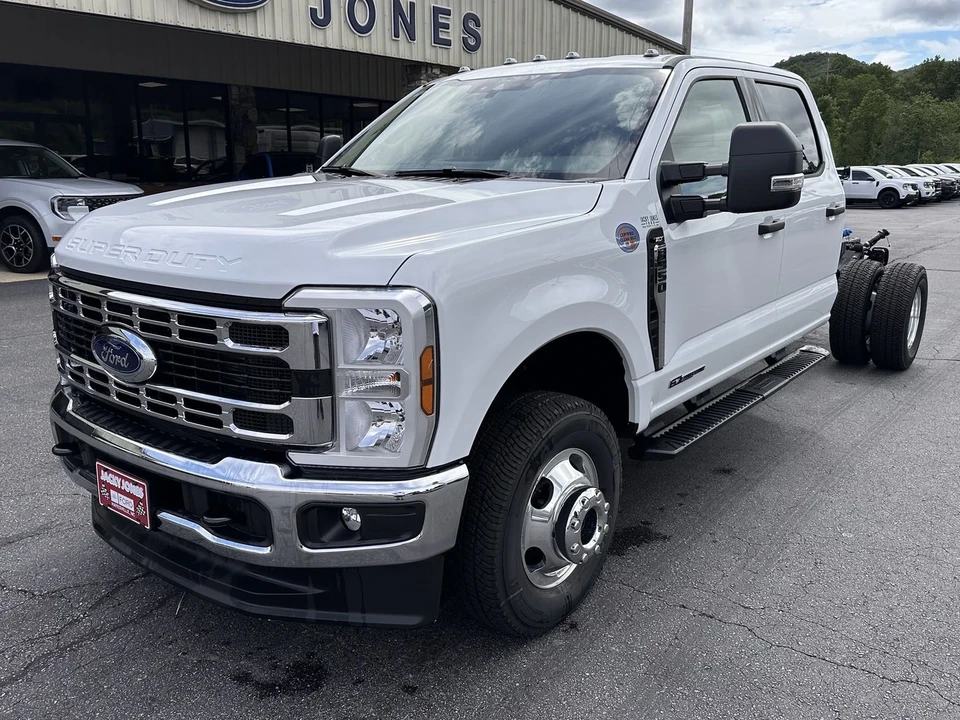 2025 Ford Super Duty 5th Gen - Image 2 of 21