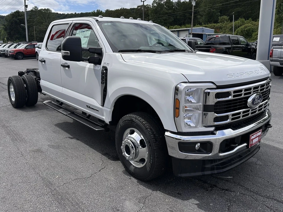 2025 Ford Super Duty 5th Gen - Image 4 of 21