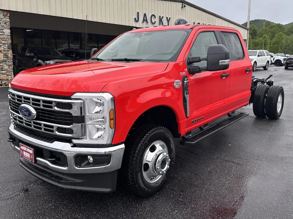 2025 Ford Super Duty 5th Gen - Image 2 of 21
