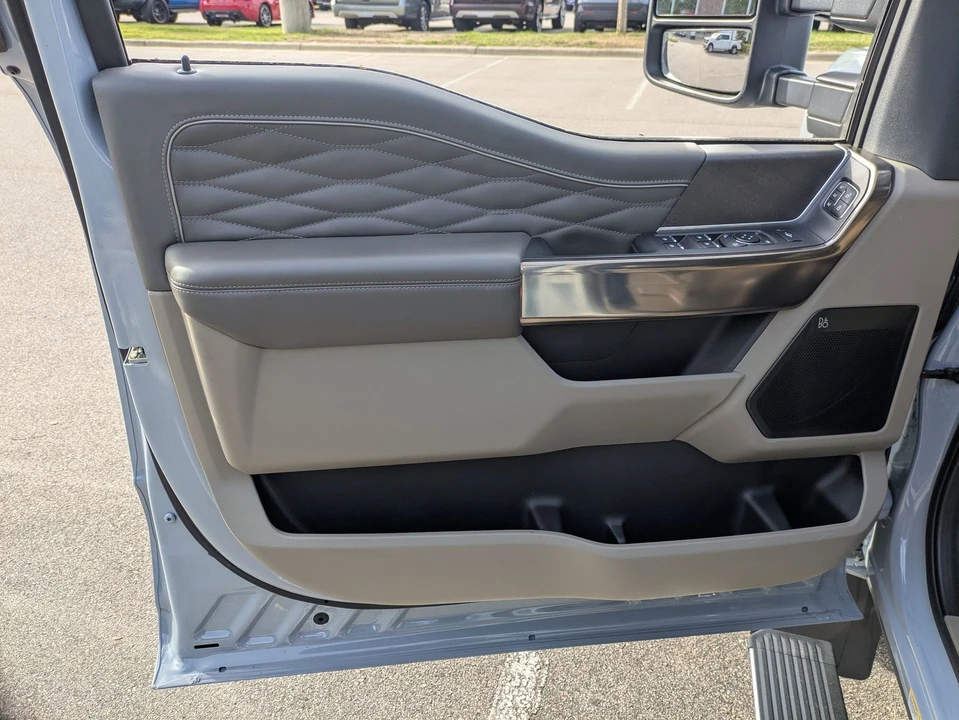 2025 Ford Super Duty 5th Gen - Image 16 of 31
