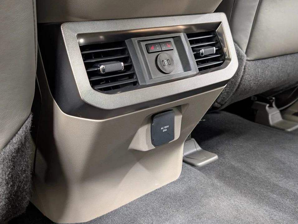 2025 Ford Super Duty 5th Gen - Image 16 of 31