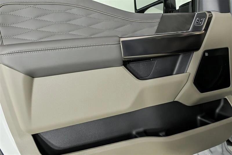 2025 Ford Super Duty 5th Gen - Image 14 of 31