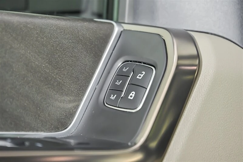 2025 Ford Super Duty 5th Gen - Image 15 of 31