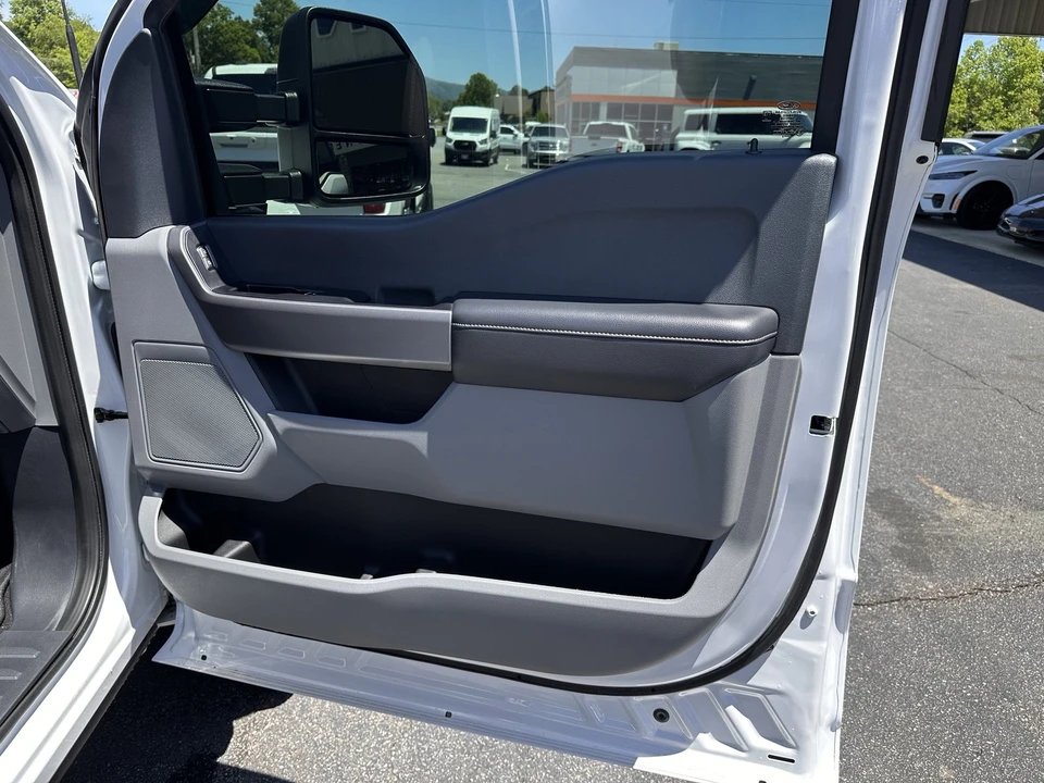 2025 Ford Super Duty 5th Gen - Image 14 of 31