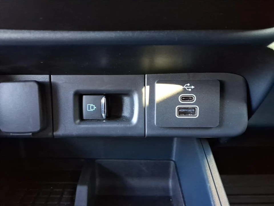 2025 Ford Maverick - Image 14 of 21