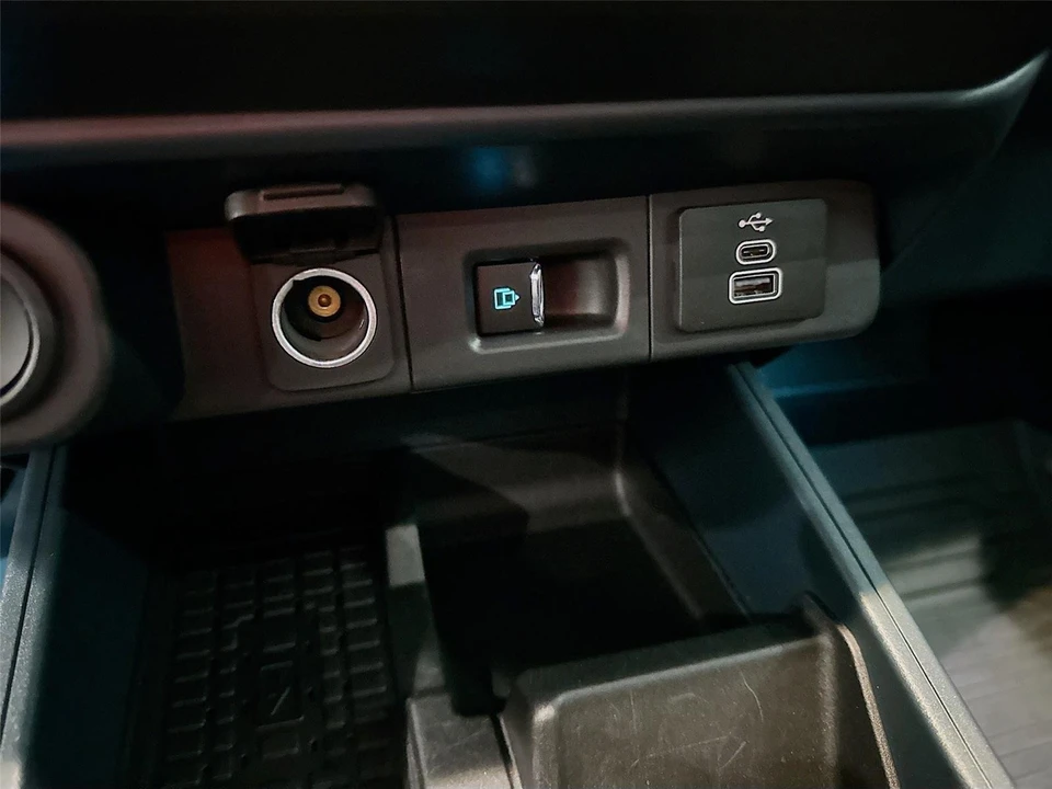 2025 Ford Maverick - Image 16 of 21