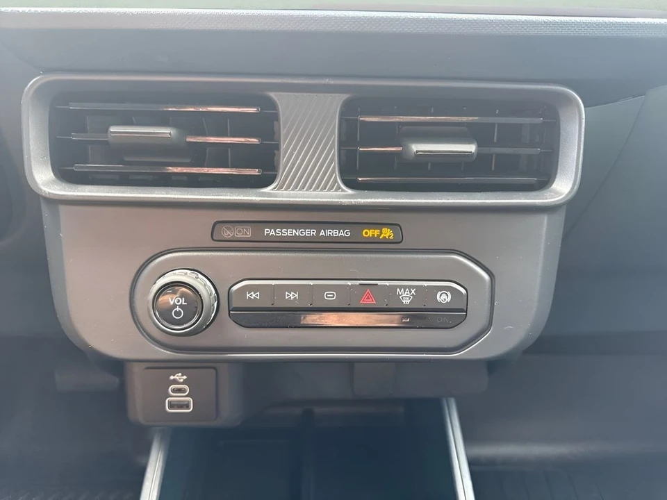 2025 Ford Maverick - Image 18 of 31