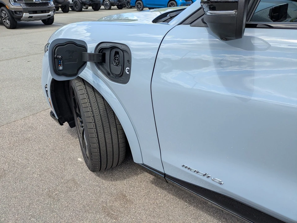 2025 Ford Mustang Mach-E - Image 18 of 31