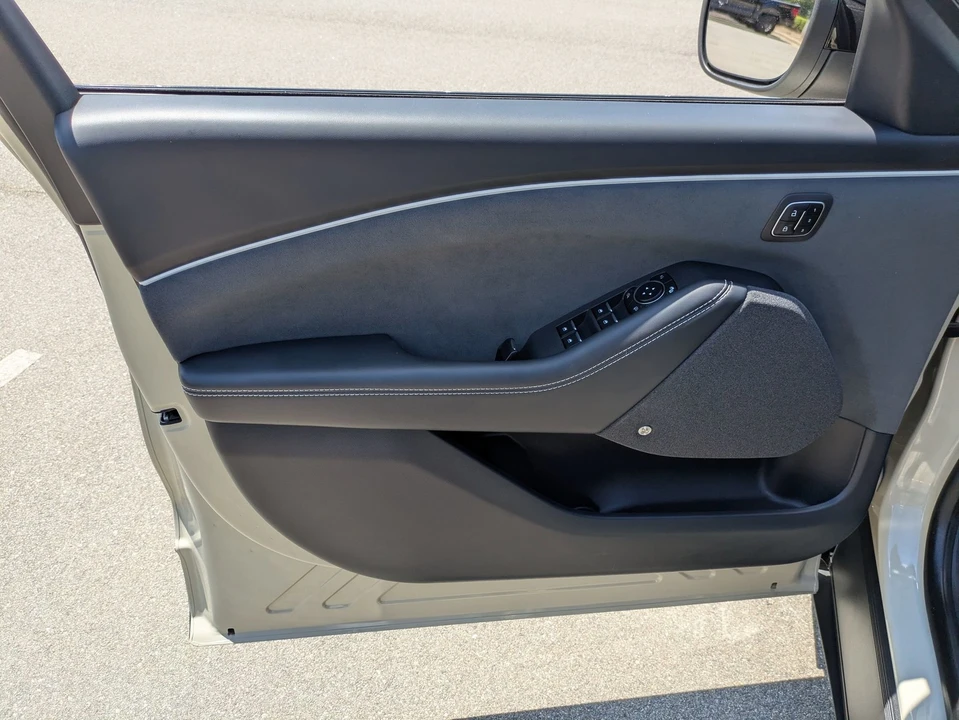 2025 Ford Mustang Mach-E - Image 16 of 31