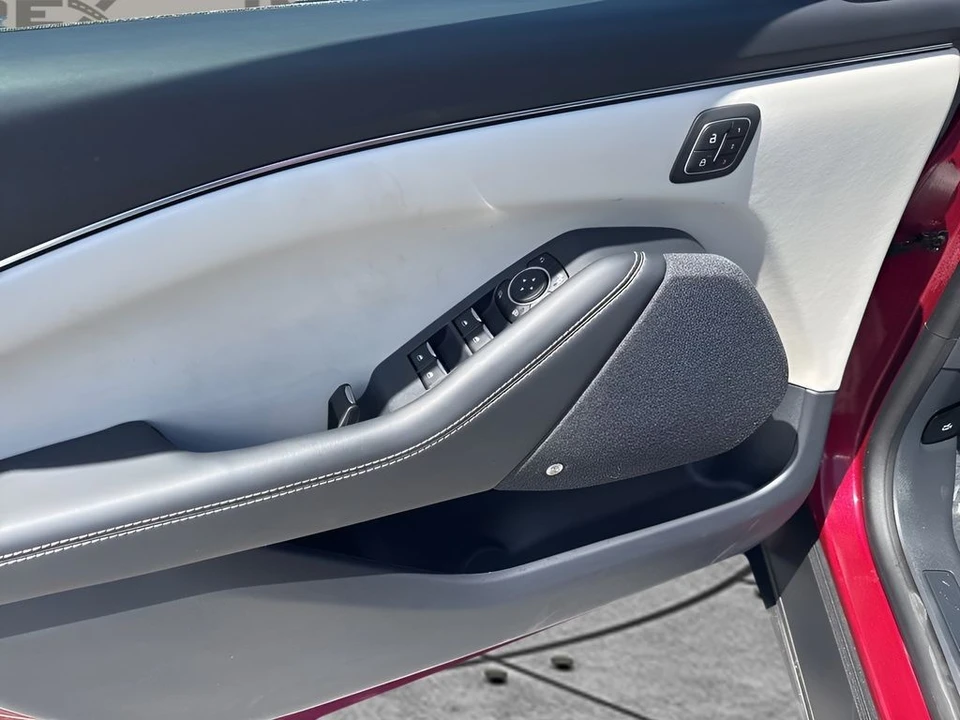 2025 Ford Mustang Mach-E - Image 25 of 31