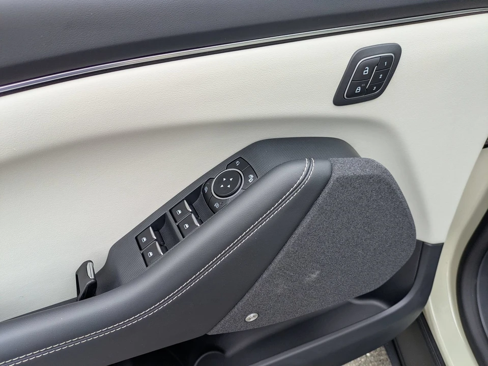 2025 Ford Mustang Mach-E - Image 17 of 31