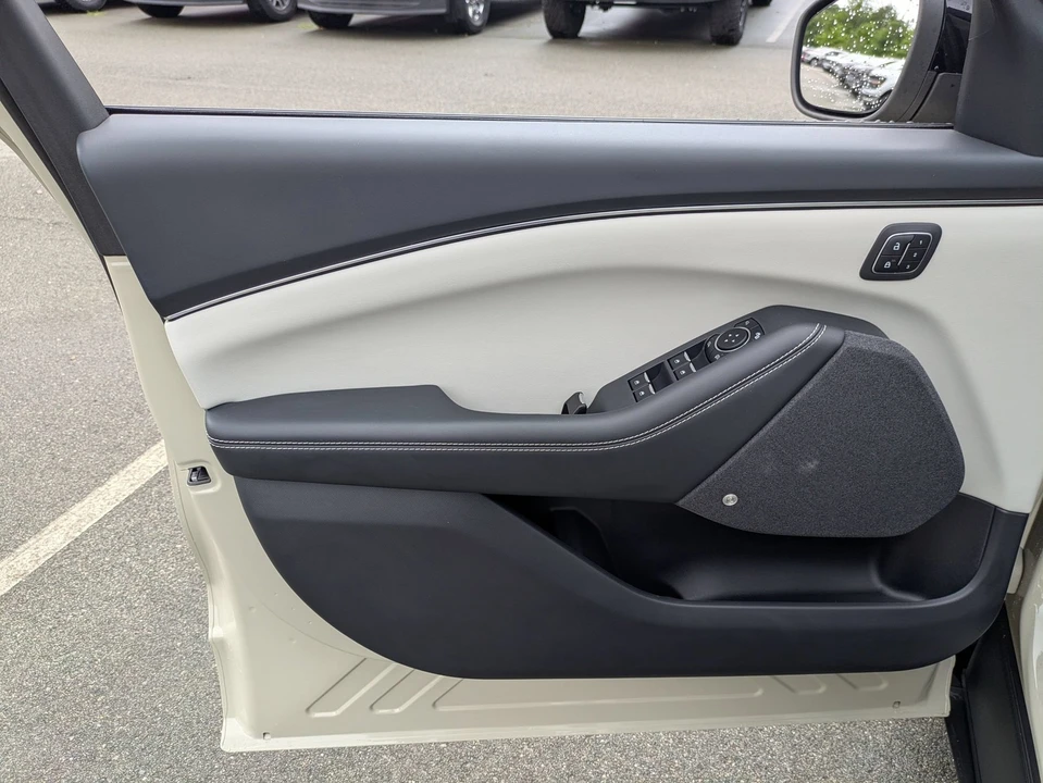 2025 Ford Mustang Mach-E - Image 16 of 31