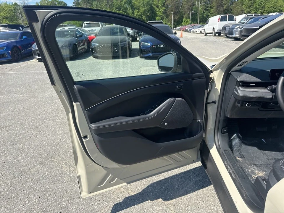 2025 Ford Mustang Mach-E - Image 26 of 31