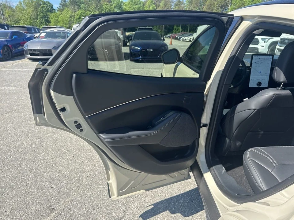 2025 Ford Mustang Mach-E - Image 28 of 31