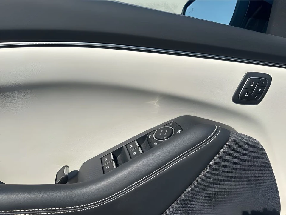 2025 Ford Mustang Mach-E - Image 27 of 31