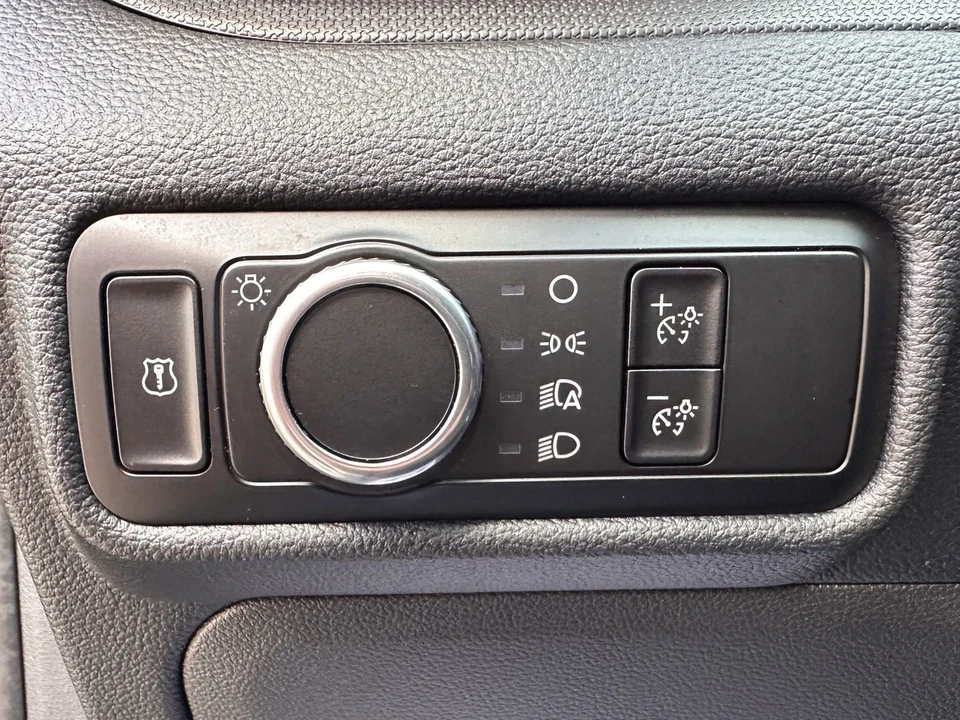 2025 Ford Explorer 6th Gen - Image 19 of 21
