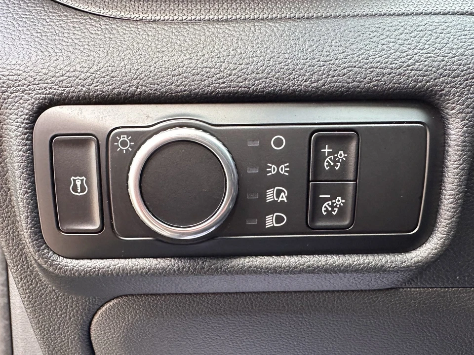 2025 Ford Explorer 6th Gen - Image 19 of 21