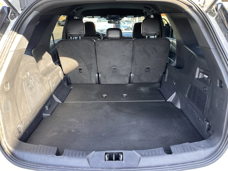 2025 Ford Explorer 6th Gen - Image 16 of 28