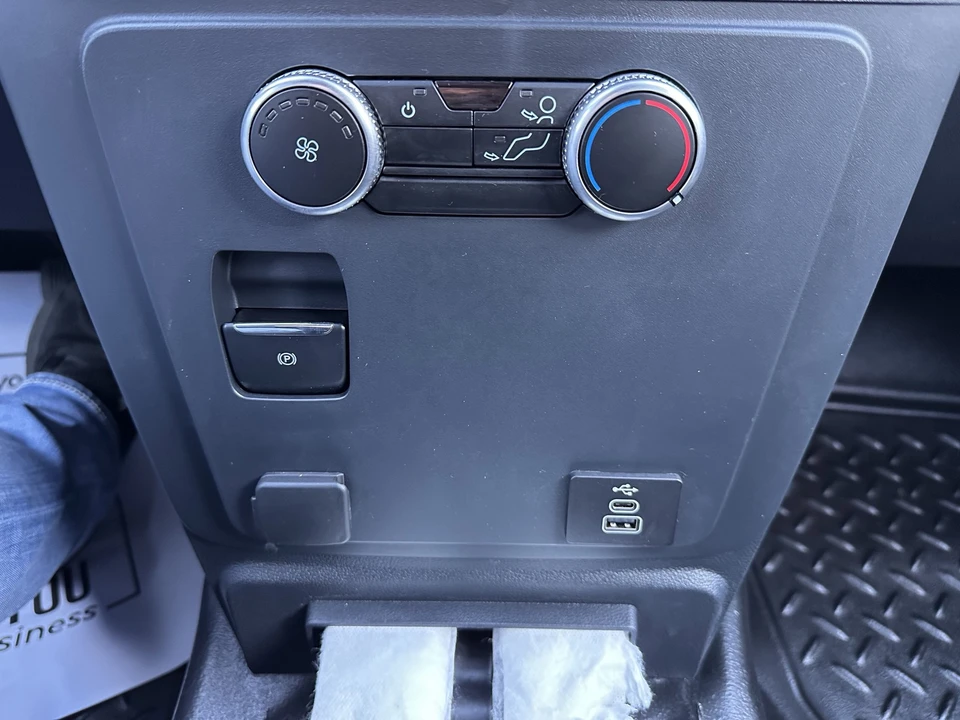 2025 Ford Explorer 6th Gen - Image 25 of 28