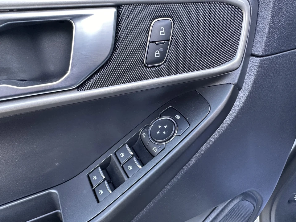 2025 Ford Explorer 6th Gen - Image 17 of 28