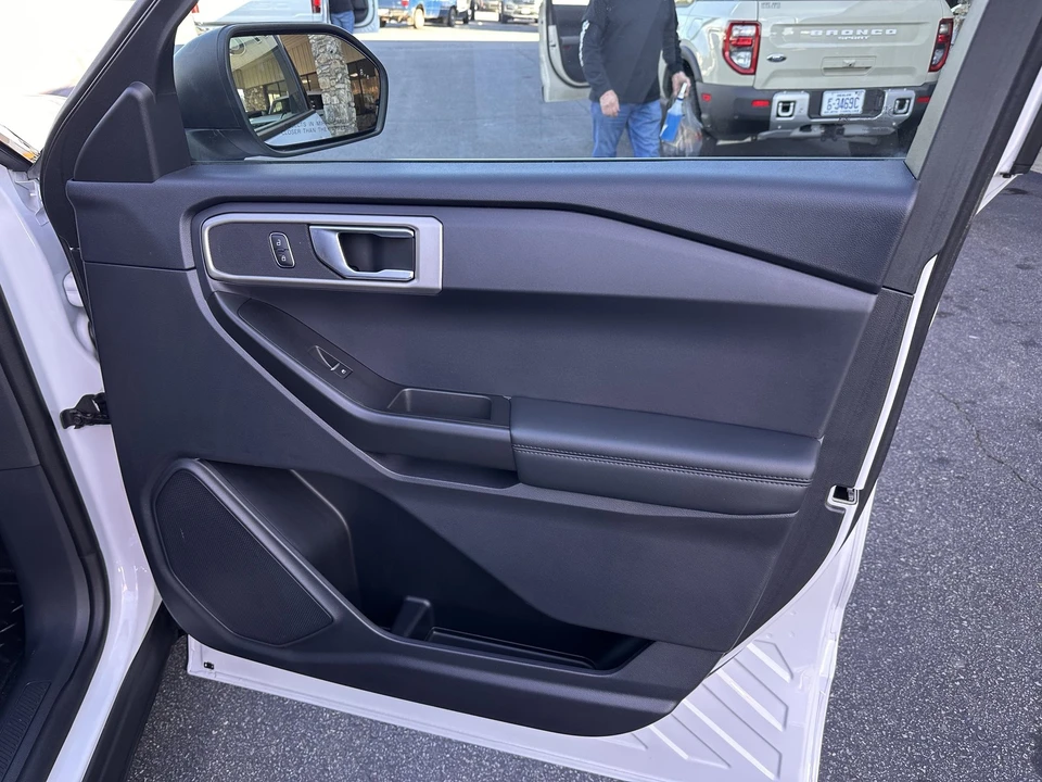 2025 Ford Explorer 6th Gen - Image 12 of 28