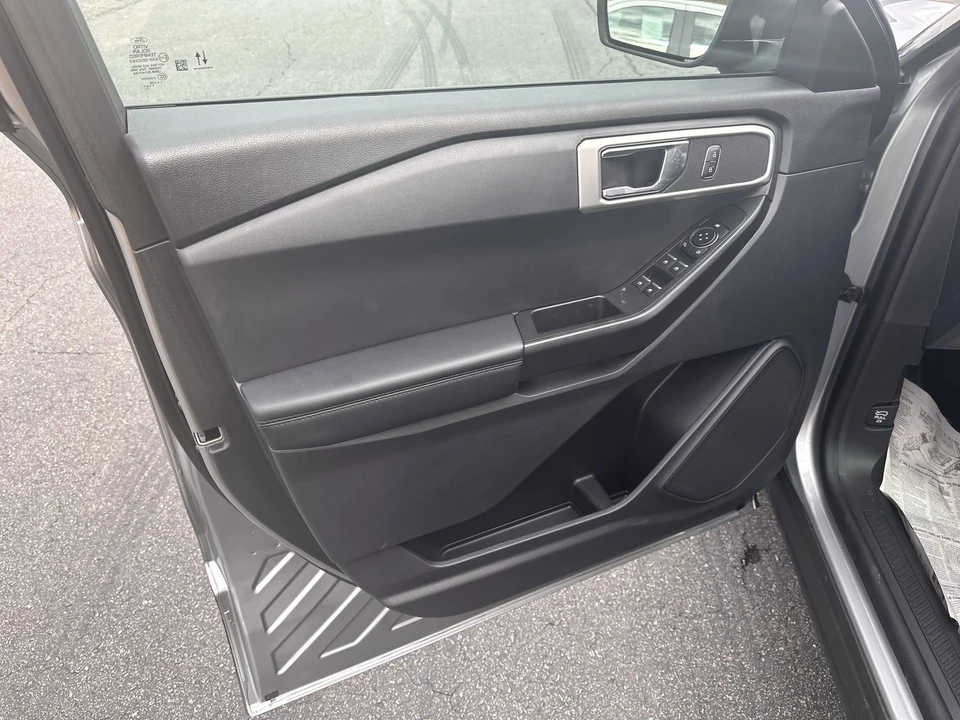 2025 Ford Explorer 6th Gen - Image 9 of 12