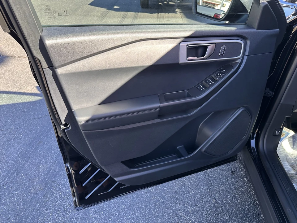 2025 Ford Explorer 6th Gen - Image 8 of 12