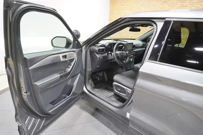2025 Ford Explorer 6th Gen - Image 19 of 21