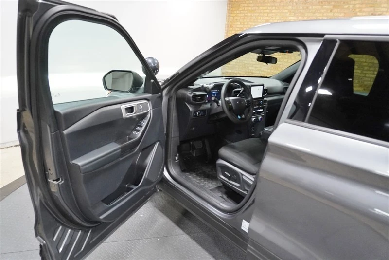 2025 Ford Explorer 6th Gen - Image 19 of 21