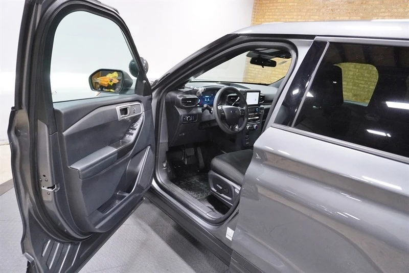 2025 Ford Explorer 6th Gen - Image 19 of 21