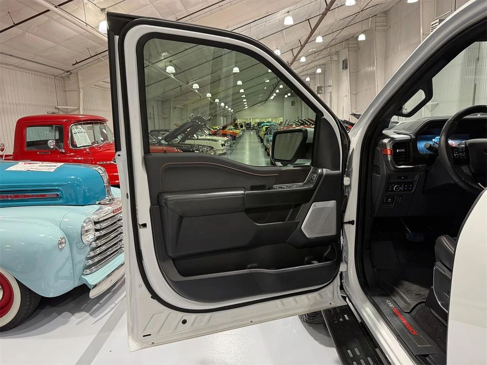 2025 Ford F-150 Raptor 14th Gen - Image 18 of 29