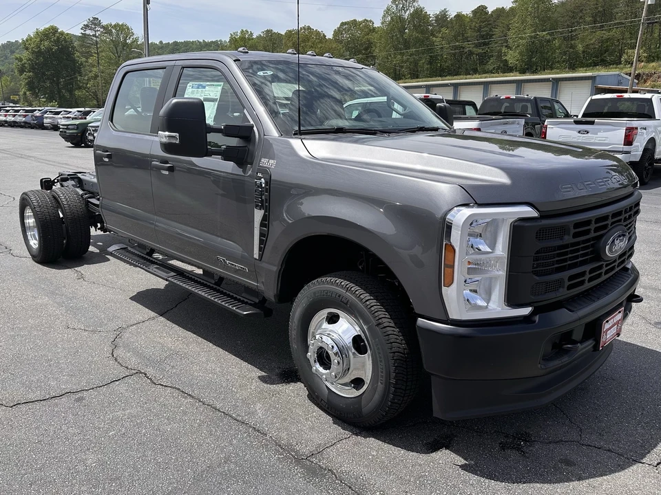 2025 Ford Super Duty 5th Gen - Image 4 of 21
