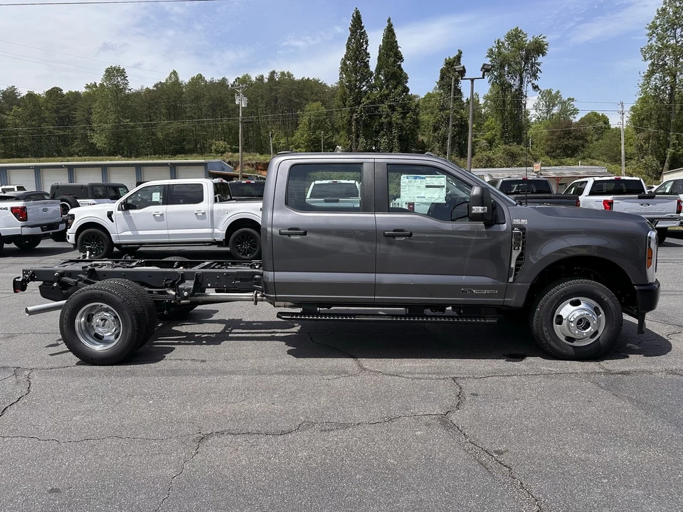 2025 Ford Super Duty 5th Gen - Image 5 of 21