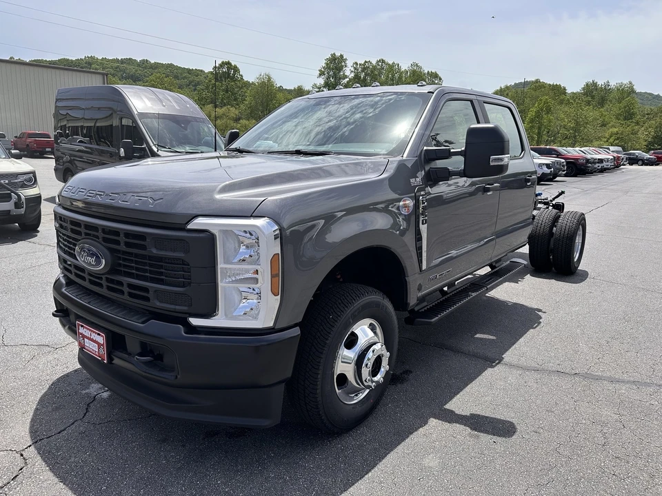 2025 Ford Super Duty 5th Gen - Image 2 of 21