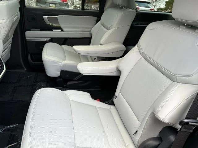2025 Ford Expedition 5th Gen - Image 15 of 16