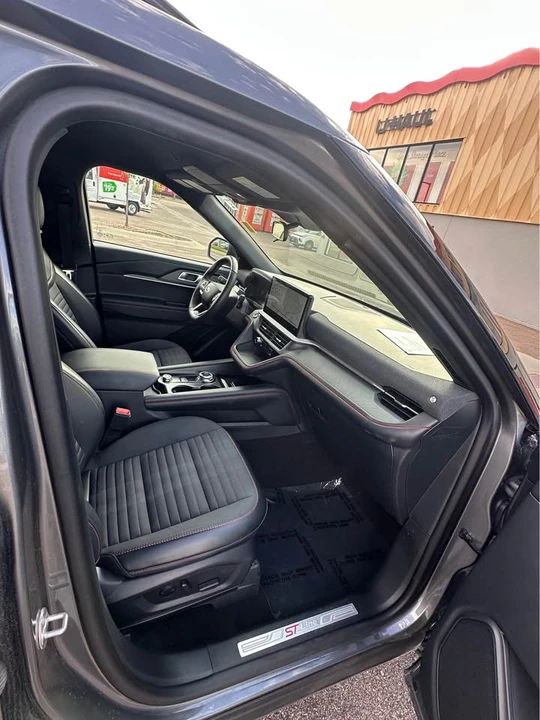 2025 Ford Explorer 6th Gen - Image 7 of 11