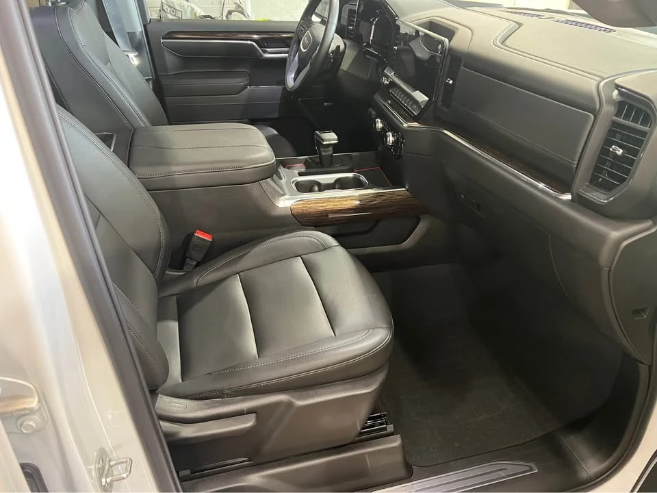 2025 GMC Sierra 5th Gen - Image 9 of 16