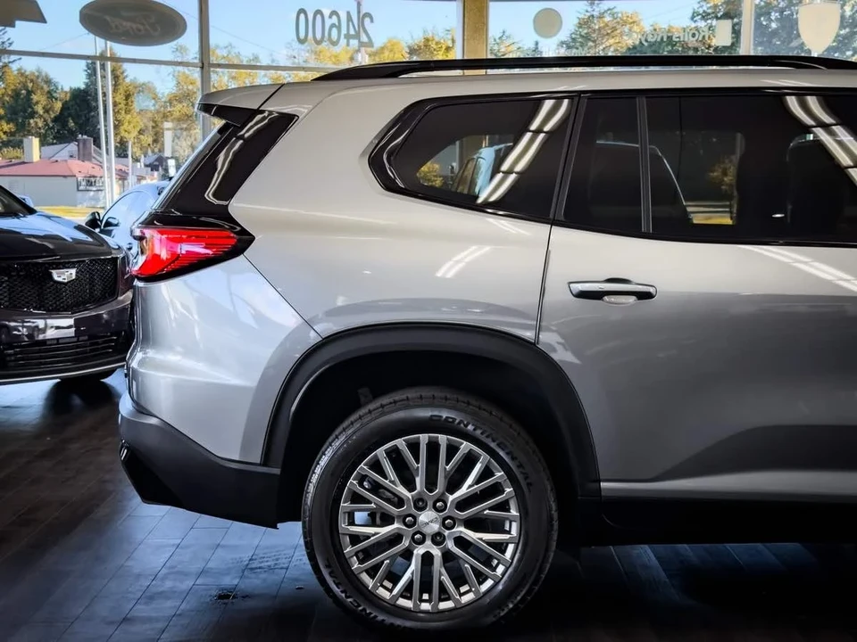 2025 GMC Acadia - Image 16 of 21