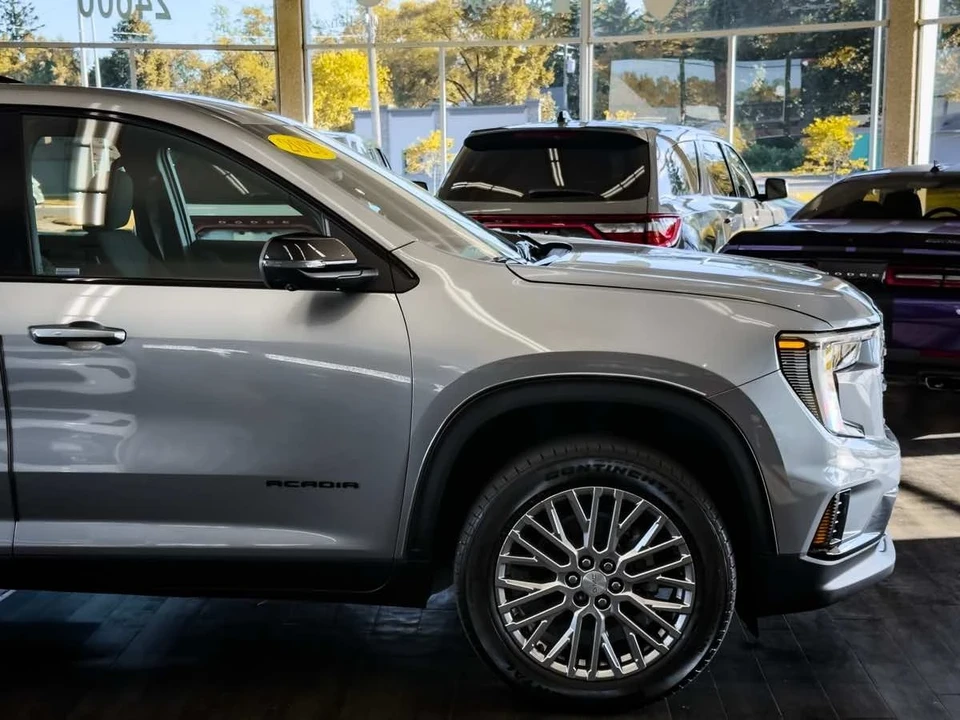 2025 GMC Acadia - Image 18 of 21