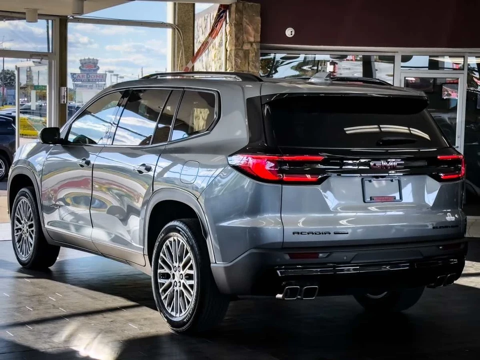 2025 GMC Acadia - Image 13 of 21