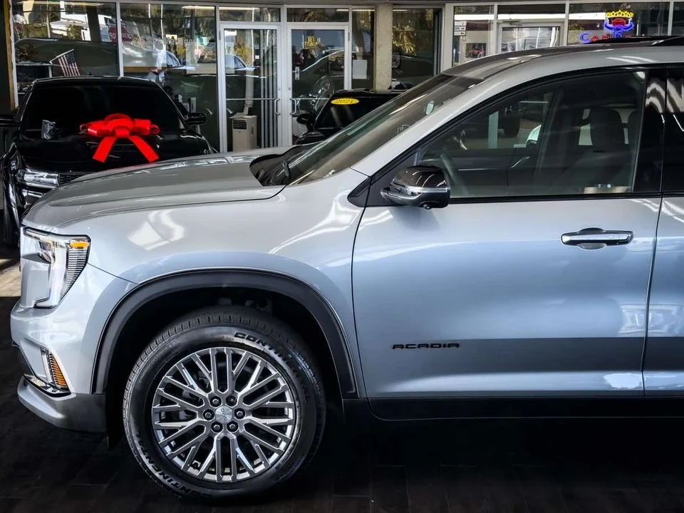 2025 GMC Acadia - Image 10 of 21