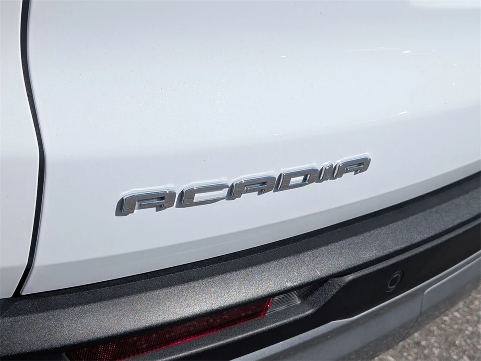 2025 GMC Acadia - Image 15 of 21