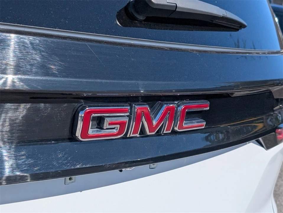 2025 GMC Acadia - Image 16 of 21