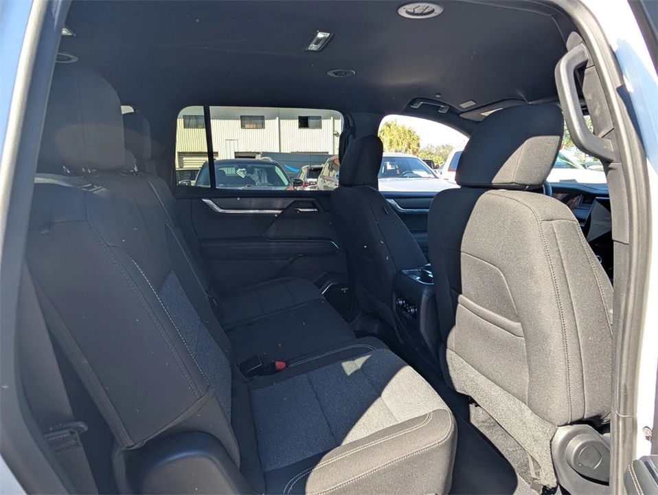 2025 GMC Acadia - Image 18 of 21